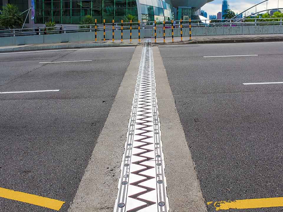Saw tooth bridge expansion joint