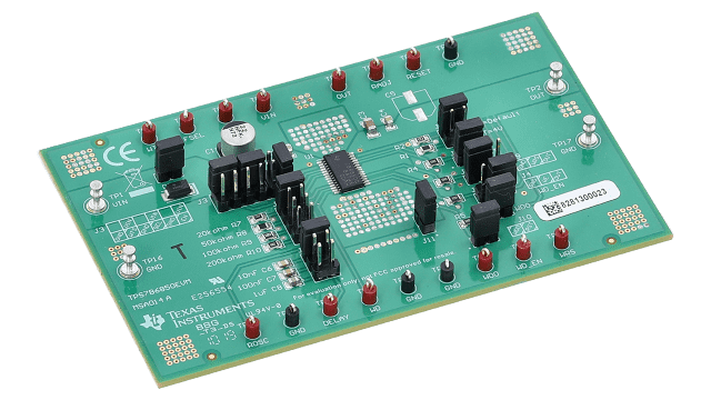 TPS7B6850EVM TPS7B6850-Q1 500mA ウォッチドッグ LDO レギュレータの評価モジュール angled board image
