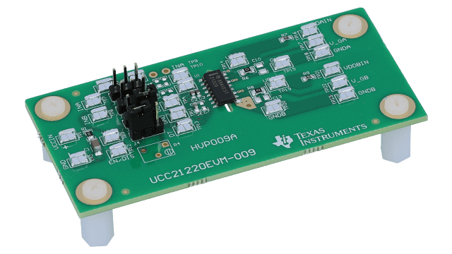 UCC21220EVM-009 UCC21220 4A、6A、3.0kVRMS 絶縁型デュアル・チャネル・ゲート・ドライバの評価モジュール angled board image