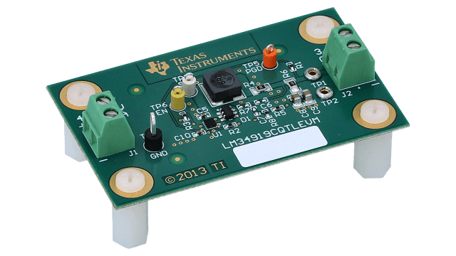 LM34919CQTLEVM LM34919C-Q1 50V、600 mA 寬輸入電壓恆定導通時間降壓式切換穩壓器評估模組 angled board image