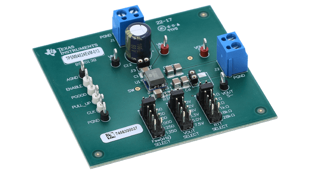 TPSM84824EVM-013 TPSM84824 4.5V ～ 17V 入力、0.6V ～ 10V 出力、8A 電源モジュールの評価ボード angled board image