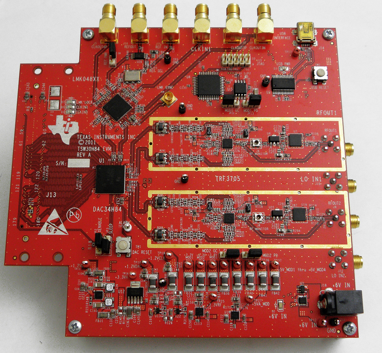 TSW30H84EVM Evaluierungsplatine und Referenzdesign für Breitband-Übertragungssignalkette top board image